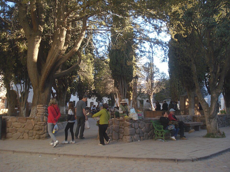 Personas en la plaza principal de Humahuaca